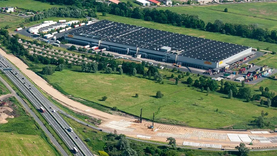 Bâtiment logistique avec toiture photovoltaïque (photo : Matti Blume, Wikimedia Commons, CC BY-SA 4.0)